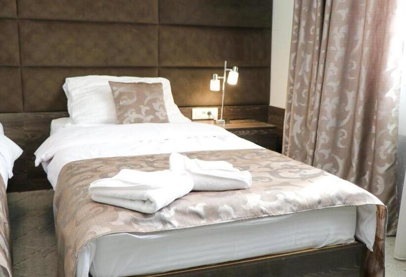 اتاق لوکس با چشم‌انداز شهر, Bolero