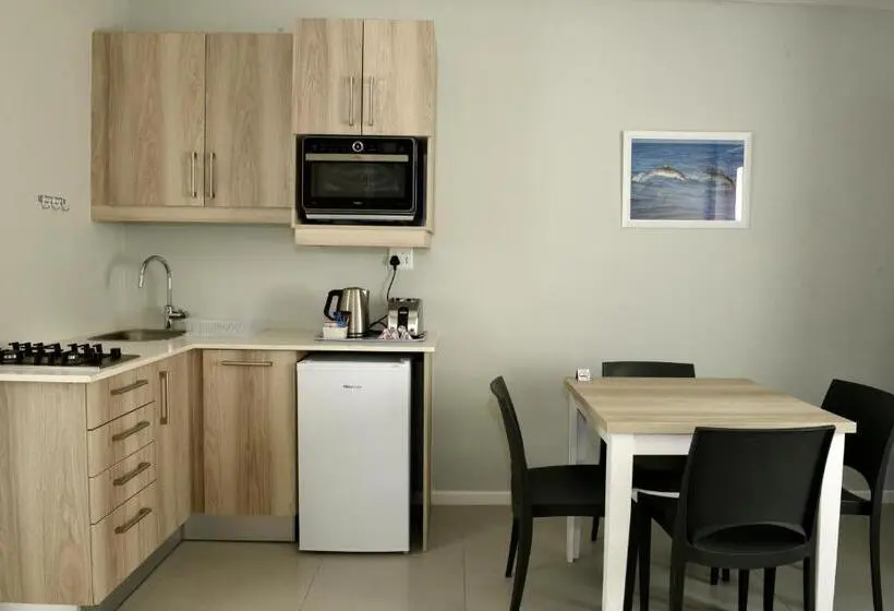 Perhehuone, Kleinmond Lodge