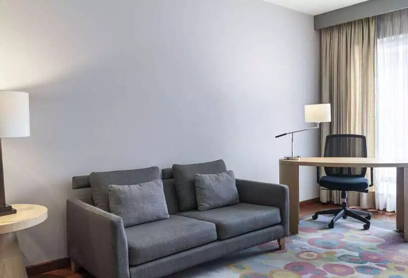 スタンダードスタジオ, Home2 Suites By Hilton Overland Park
