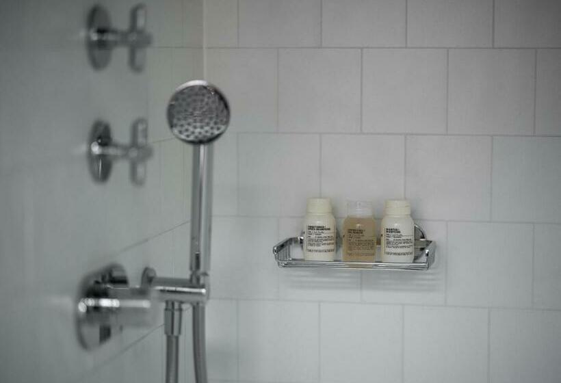 غرفة أساسية, August