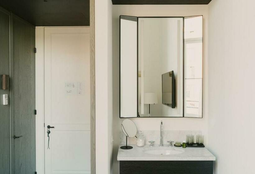 غرفة أساسية, August