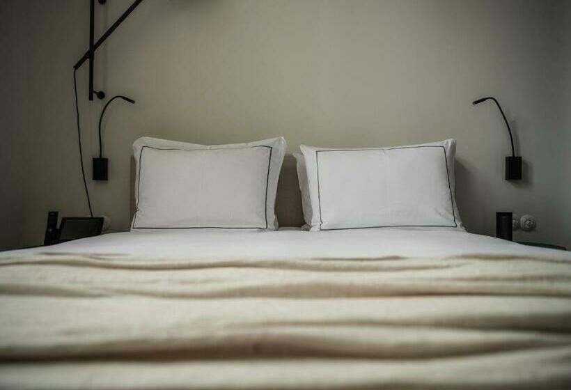 غرفة أساسية, August