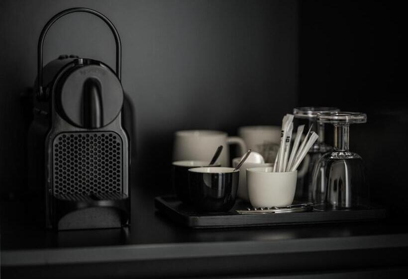 غرفة أساسية, August