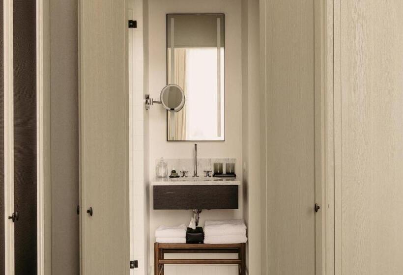 غرفة قياسية, August