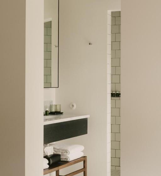 غرفة قياسية, August