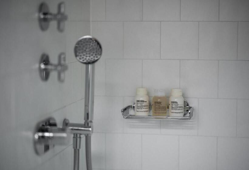 غرفة قياسية سرير كينج, August