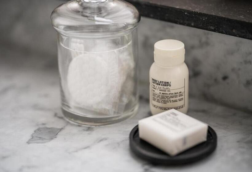 غرفة قياسية سرير كينج, August