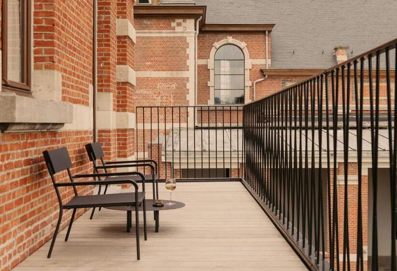 غرفة قياسية سرير كينج, August