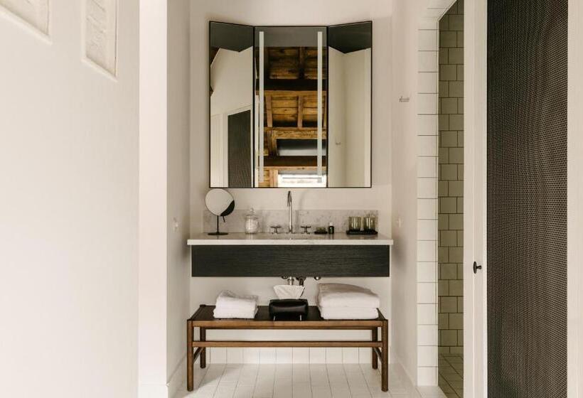 غرفة سوبيريور, August