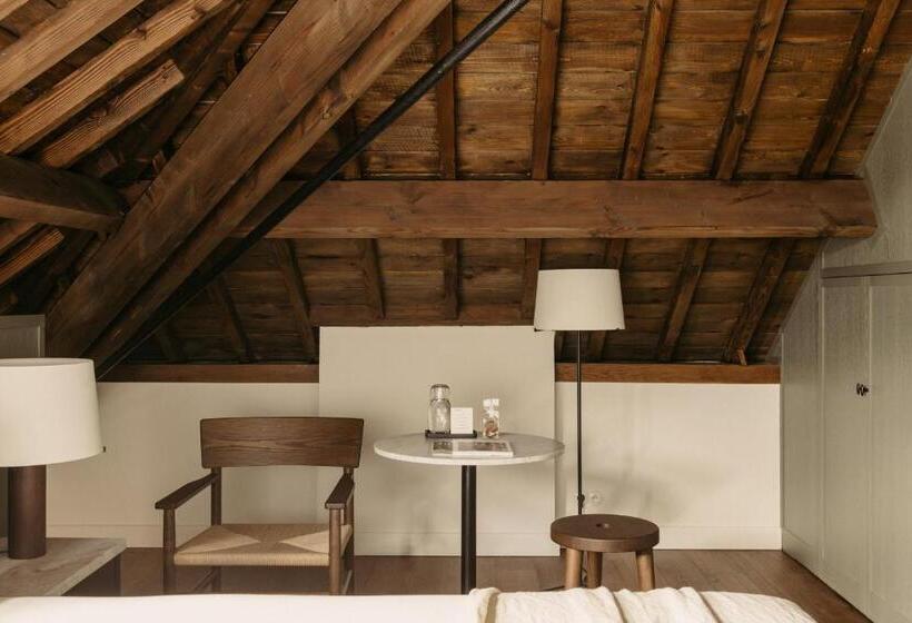 غرفة ديلوكس, August