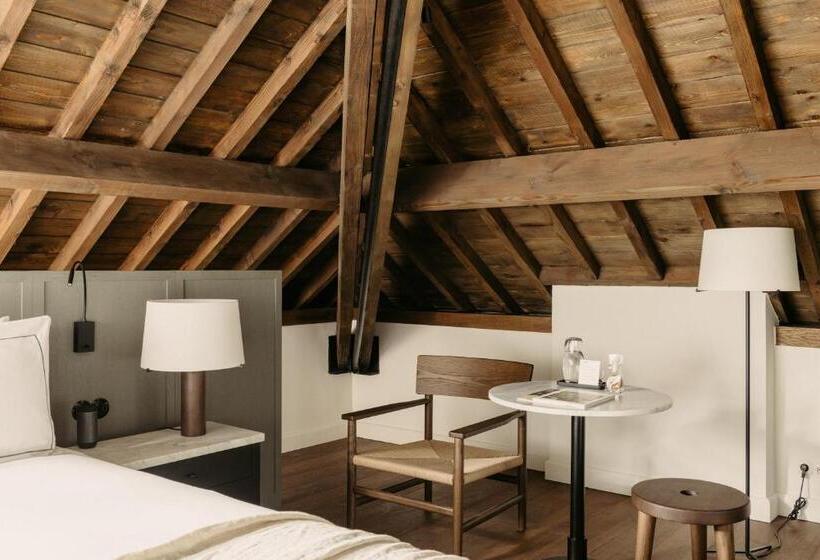 غرفة ديلوكس, August