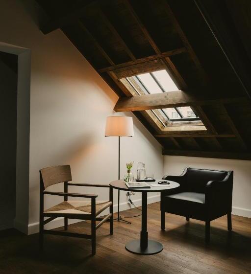 غرفة ديلوكس, August