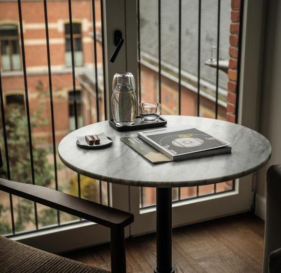 غرفة قياسية, August