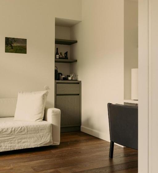 غرفة قياسية, August