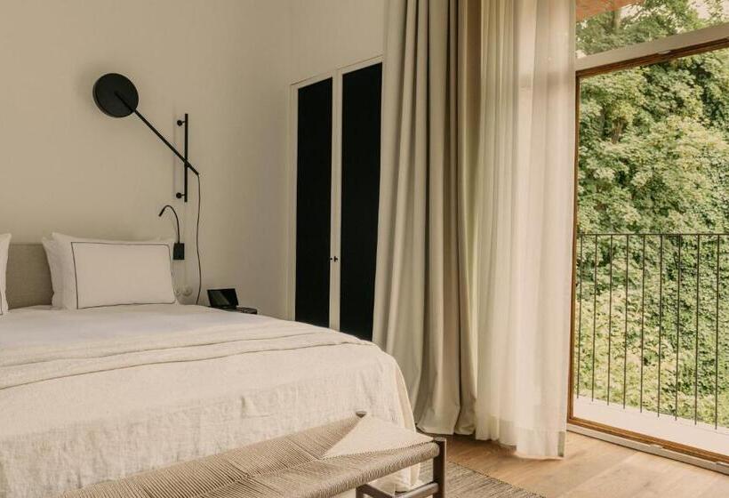 غرفة قياسية, August