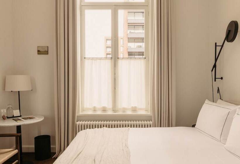 غرفة قياسية, August