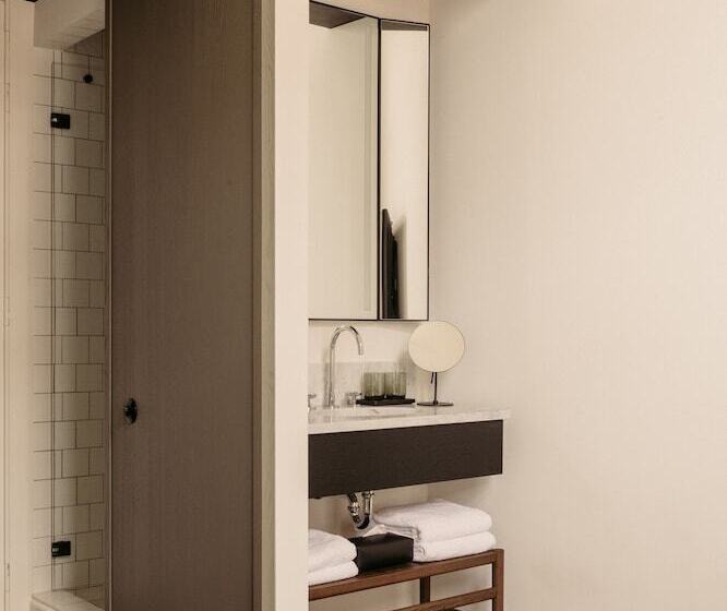 غرفة قياسية, August