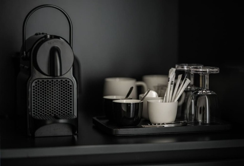 غرفة قياسية, August