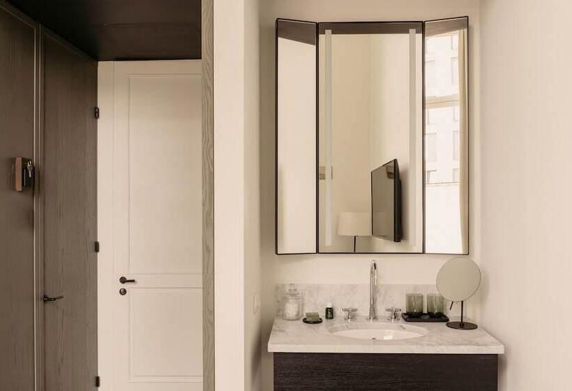 غرفة قياسية, August