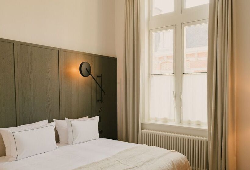 غرفة سوبيريور, August