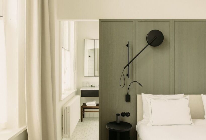 غرفة سوبيريور, August