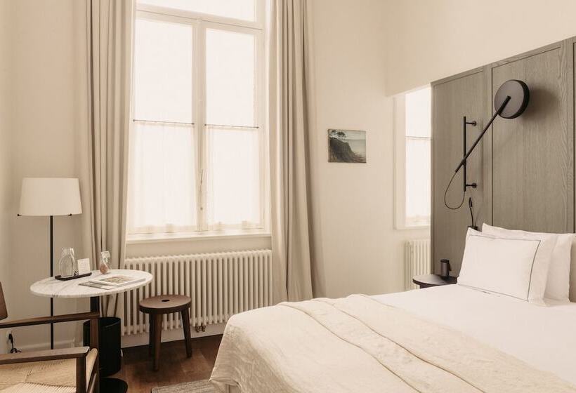 غرفة سوبيريور, August