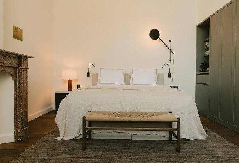 غرفة سوبيريور, August