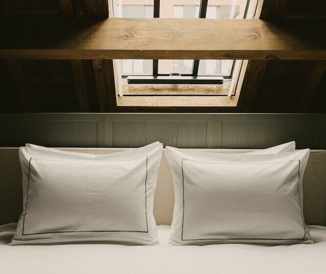 غرفة ديلوكس, August