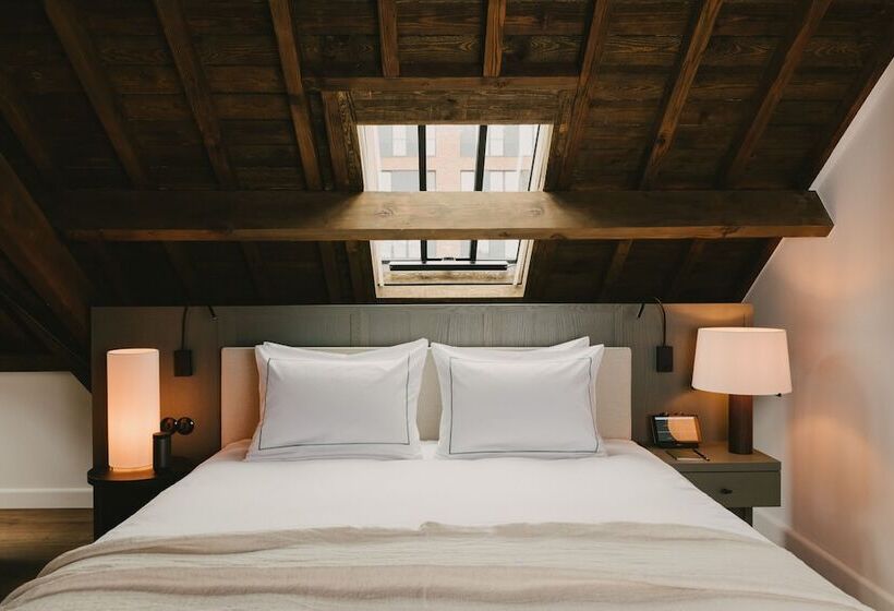 غرفة ديلوكس, August