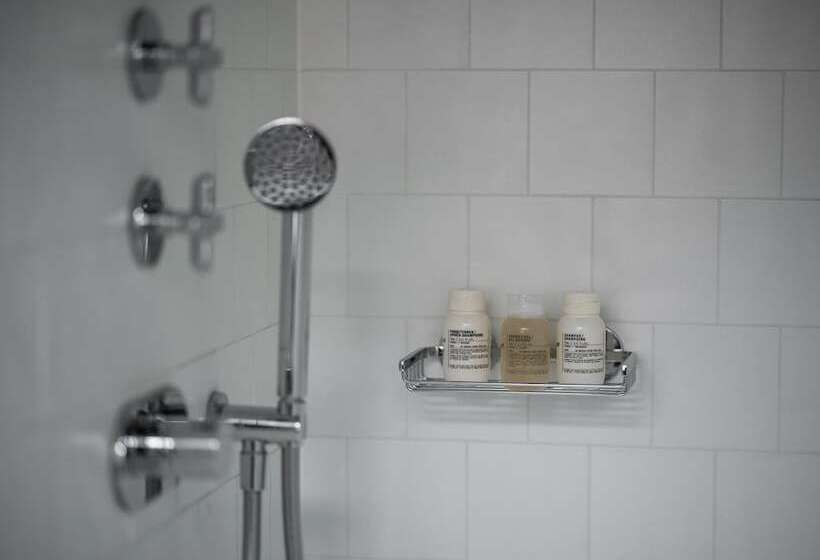 غرفة ديلوكس, August