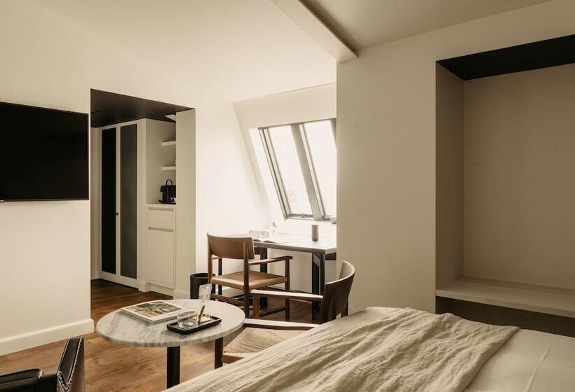 غرفة ديلوكس, August