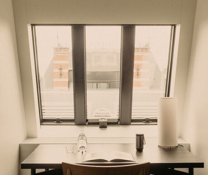 غرفة ديلوكس, August