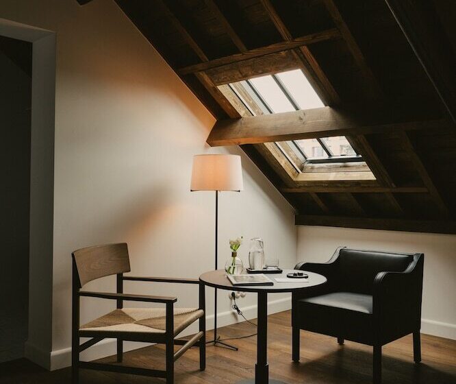 غرفة ديلوكس, August