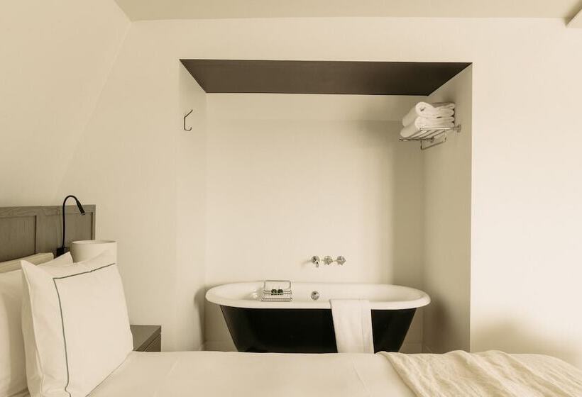 غرفة ديلوكس, August