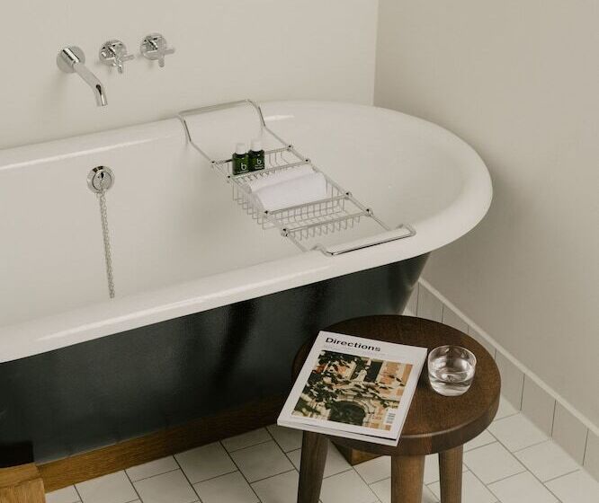 غرفة ديلوكس, August