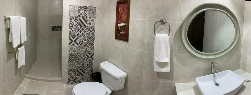 اتاق لوکس با تخت بزرگ, Fundadores