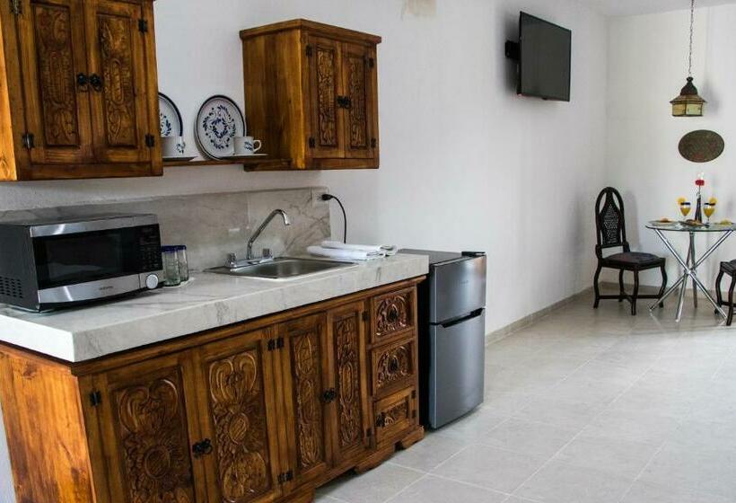 سوییت جونیور با بالکن, Fundadores