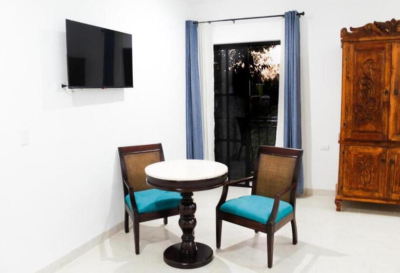 اتاق لوکس با تخت بزرگ, Fundadores