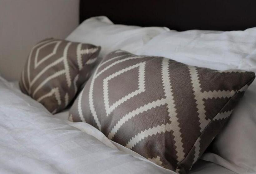 Quarto Estandar, Halo