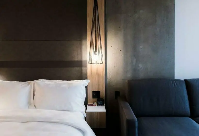 اتاق استاندارد با تخت بزرگ, Alt Hotel Saskatoon