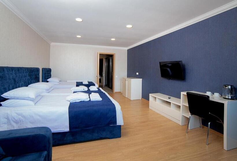 اتاق استاندارد سه نفره, Amiran S Park