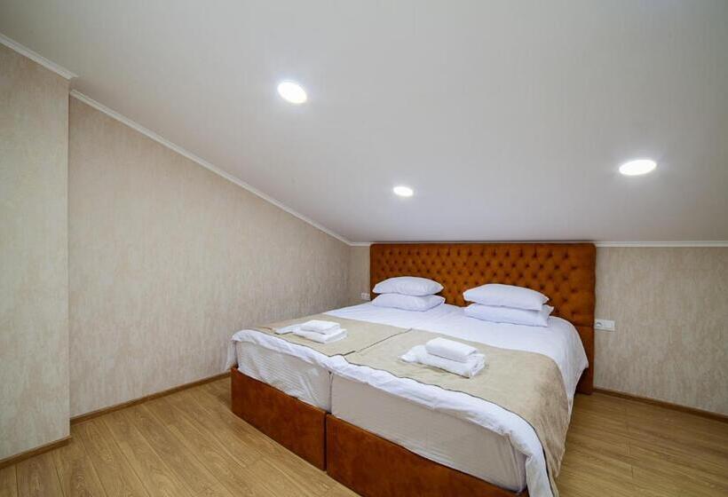 اتاق خانوادگی, Amiran S Park