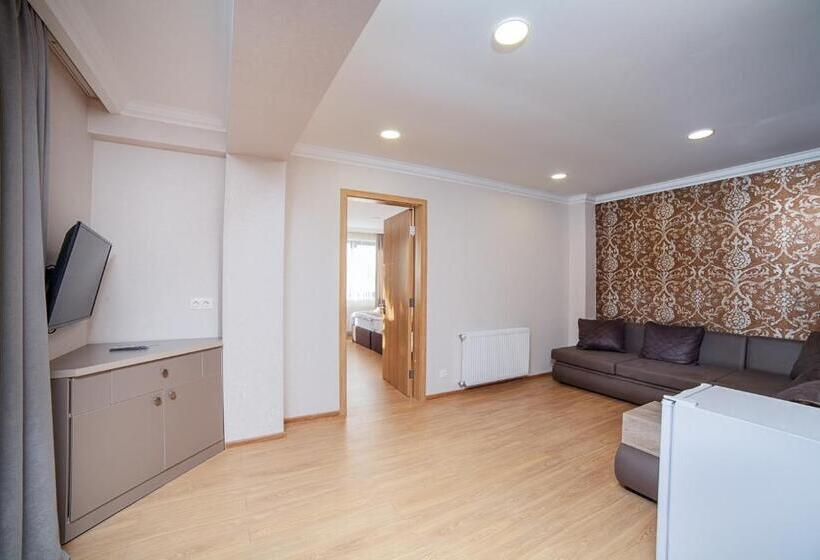 سوئیت با بالکن, Amiran S Park