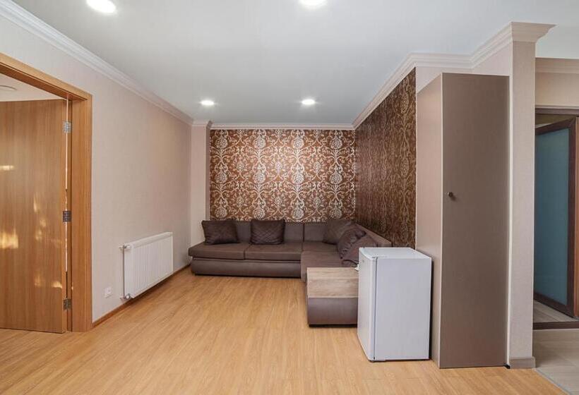 سوئیت با بالکن, Amiran S Park