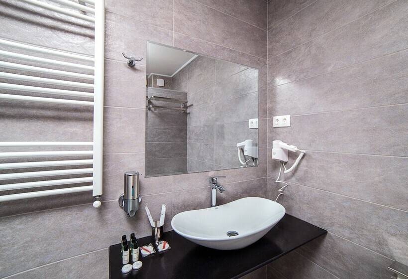 اتاق استاندارد سه نفره, Amiran S Park