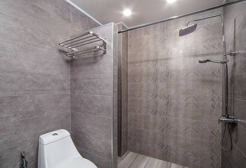 اتاق استاندارد سه نفره, Amiran S Park