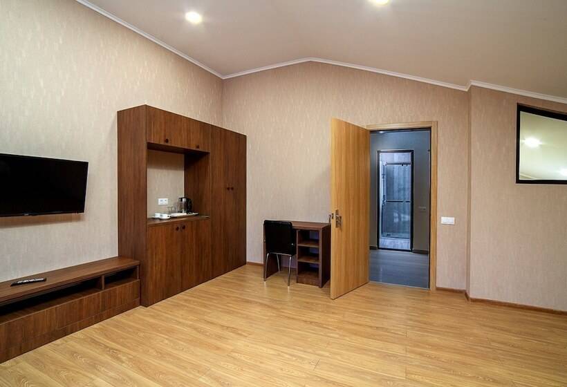 اتاق خانوادگی, Amiran S Park