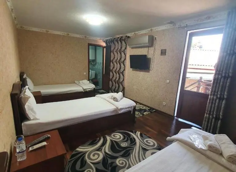 اتاق استاندارد سه نفره, Sherxan House