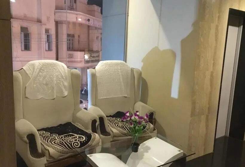 デラックストリプルルーム, Samasth Room And Suites