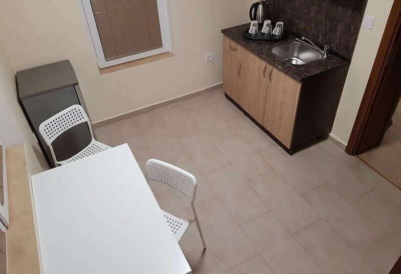 شقة غرفة واحدة, Twain Apart&rooms